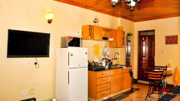 Apartemen Comfort, pemandangan kota | Dapur pribadi | Lemari es besar, microwave, kompor, dan ketel listrik