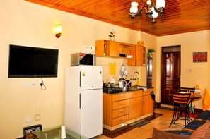 Apartamento Confort, vistas a la ciudad | Cocina privada | Frigorífico grande, microondas, placa de cocina y hervidor eléctrico