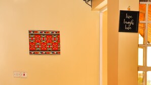 تناول الطعام داخل الغرفة