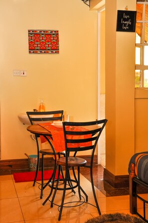 Apartemen Comfort, pemandangan kota | Makan di kamar