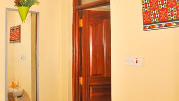 Apartemen Comfort, pemandangan kota | Kamar mandi | Shower, perlengkapan mandi gratis, sandal, dan handuk