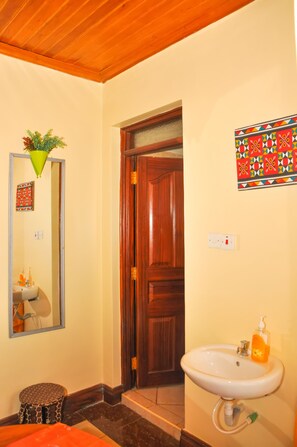 Apartamento Confort, vistas a la ciudad | Baño | Ducha, artículos de higiene personal gratuitos, zapatillas y toallas