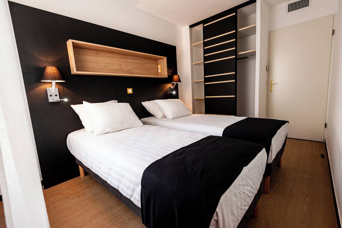 Luxe beddengoed, geluiddichte muren, een strijkplank/strijkijzer