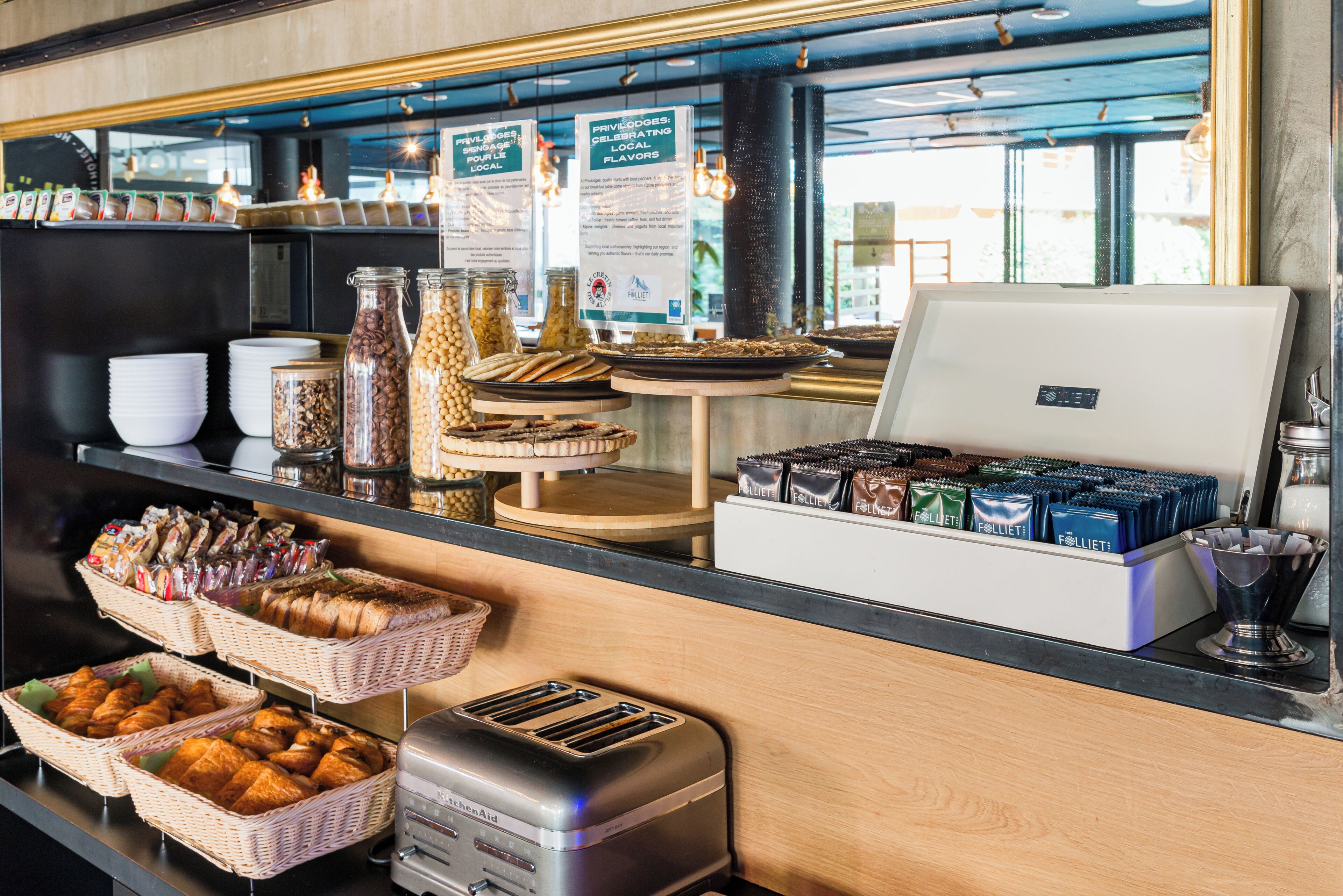 Un bufé de desayuno con diversas opciones de comida y una máquina de café.