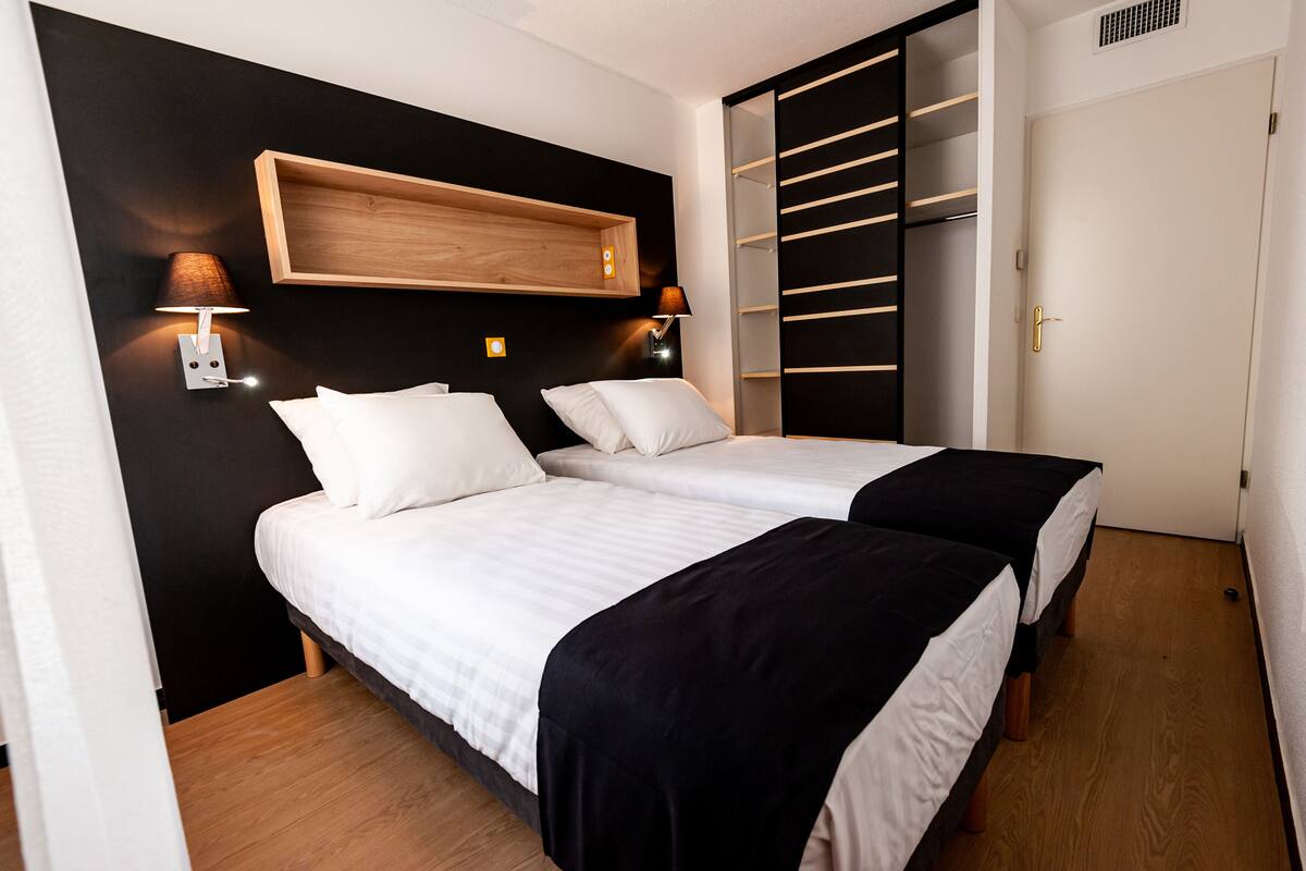 Luxe beddengoed, geluiddichte muren, een strijkplank/strijkijzer