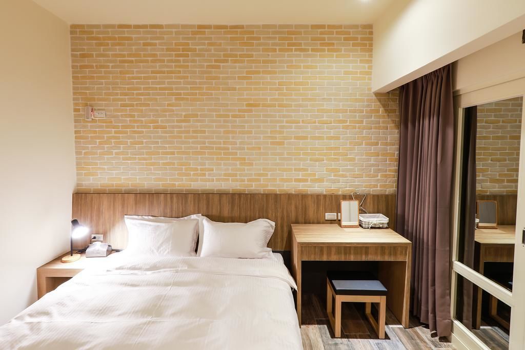 Ropa de cama de alta calidad, cubrecamas, escritorio y wifi gratis 