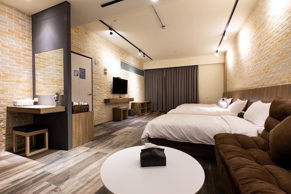 Ropa de cama de alta calidad, cubrecamas, escritorio y wifi gratis