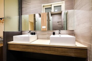 家庭套房 (101) | 浴室 | 淋浴设施、大花洒淋浴喷头、免费洗浴用品、吹风机