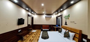 淋浴设施、大花洒淋浴喷头、名牌洗护用品、吹风机