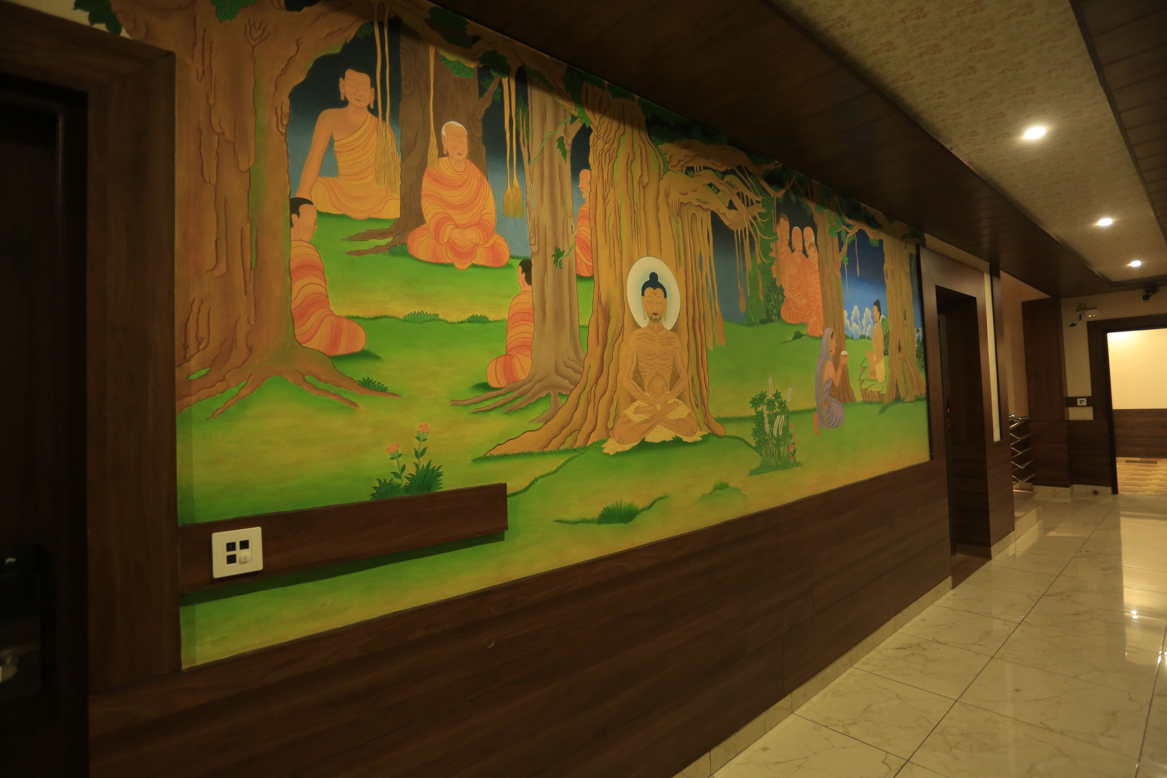 Um corredor com um mural de monges em uma floresta, painéis de madeira e piso de azulejos.