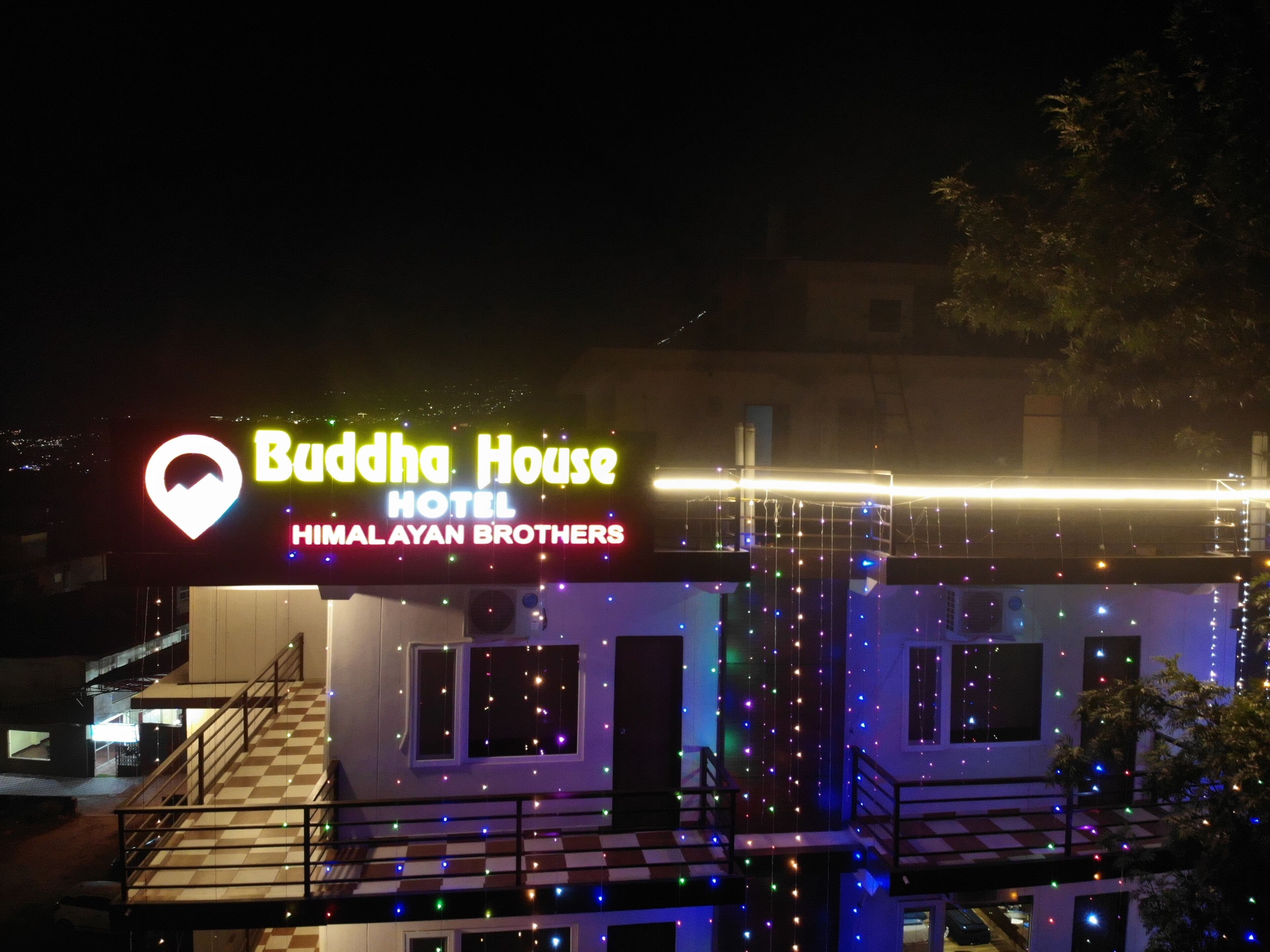Rakennuksessa on kyltti, jossa lukee: ”Buddha House Hotel” ja ”Himalayan Brothers”.