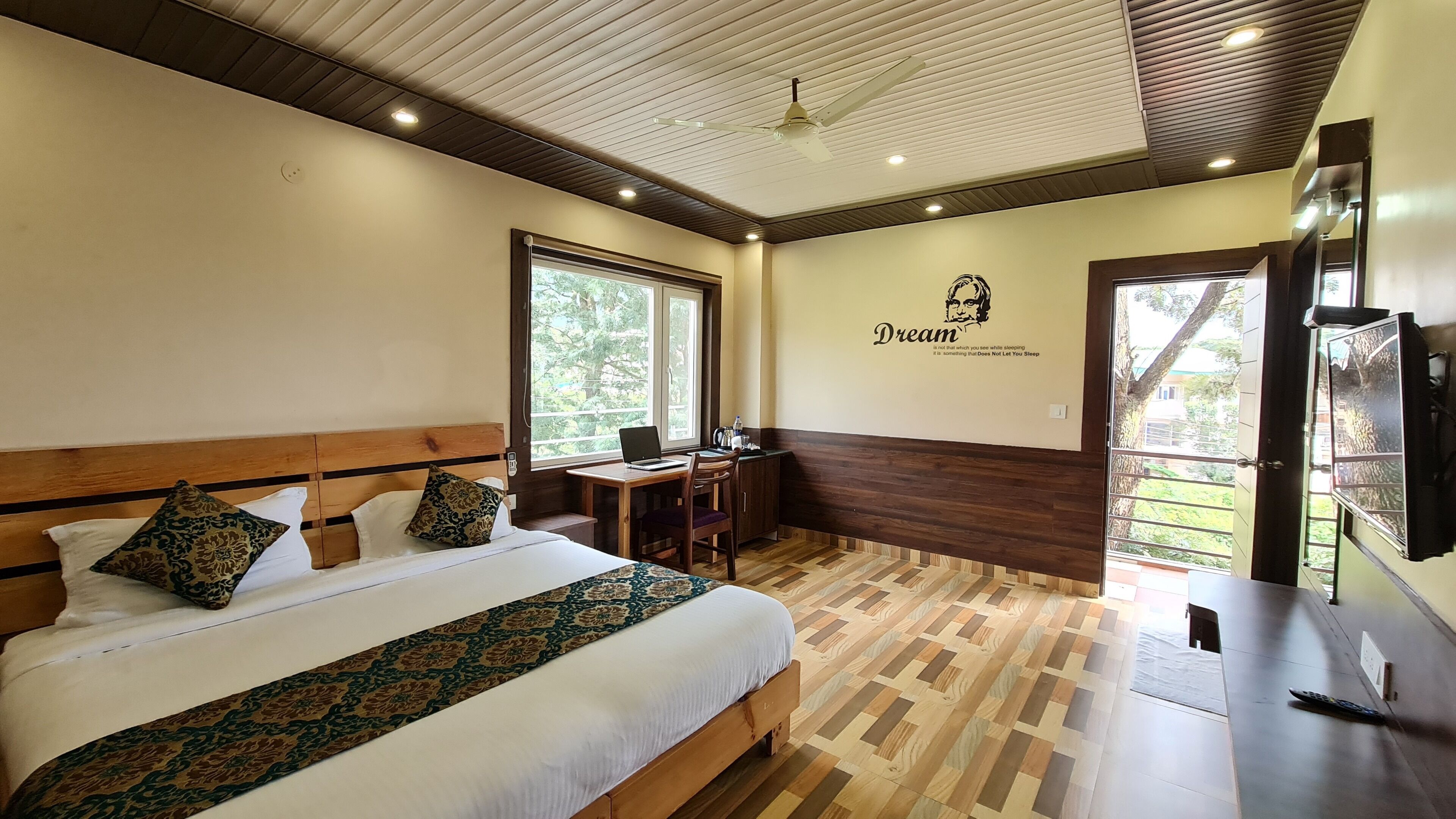 Camas con efecto memoria, escritorio y espacio para trabajar con laptop 