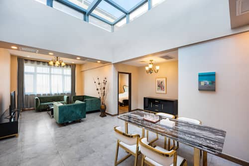 Premier Suite, 2 Bedrooms, Golf View, Courtyard Area | Premium bedding, down comforters, memory foam beds, in-room safe