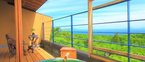 Tina de hidromasaje al aire libre