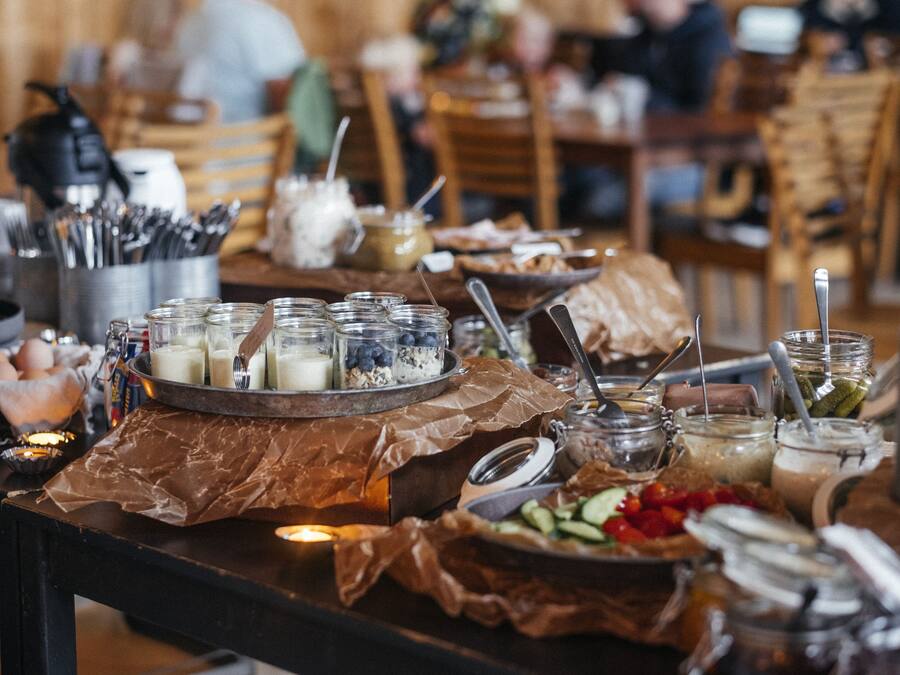 Un bufé de desayuno con diversas opciones de comida y salsas.
