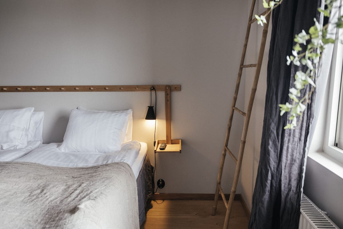 Habitación doble estándar, vista al puerto | Escritorio, cortinas blackout, tabla de planchar con plancha y cunas