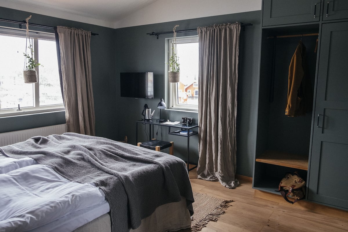 Habitación doble de luna de miel, vista al mar | Escritorio, cortinas blackout, tabla de planchar con plancha y cunas