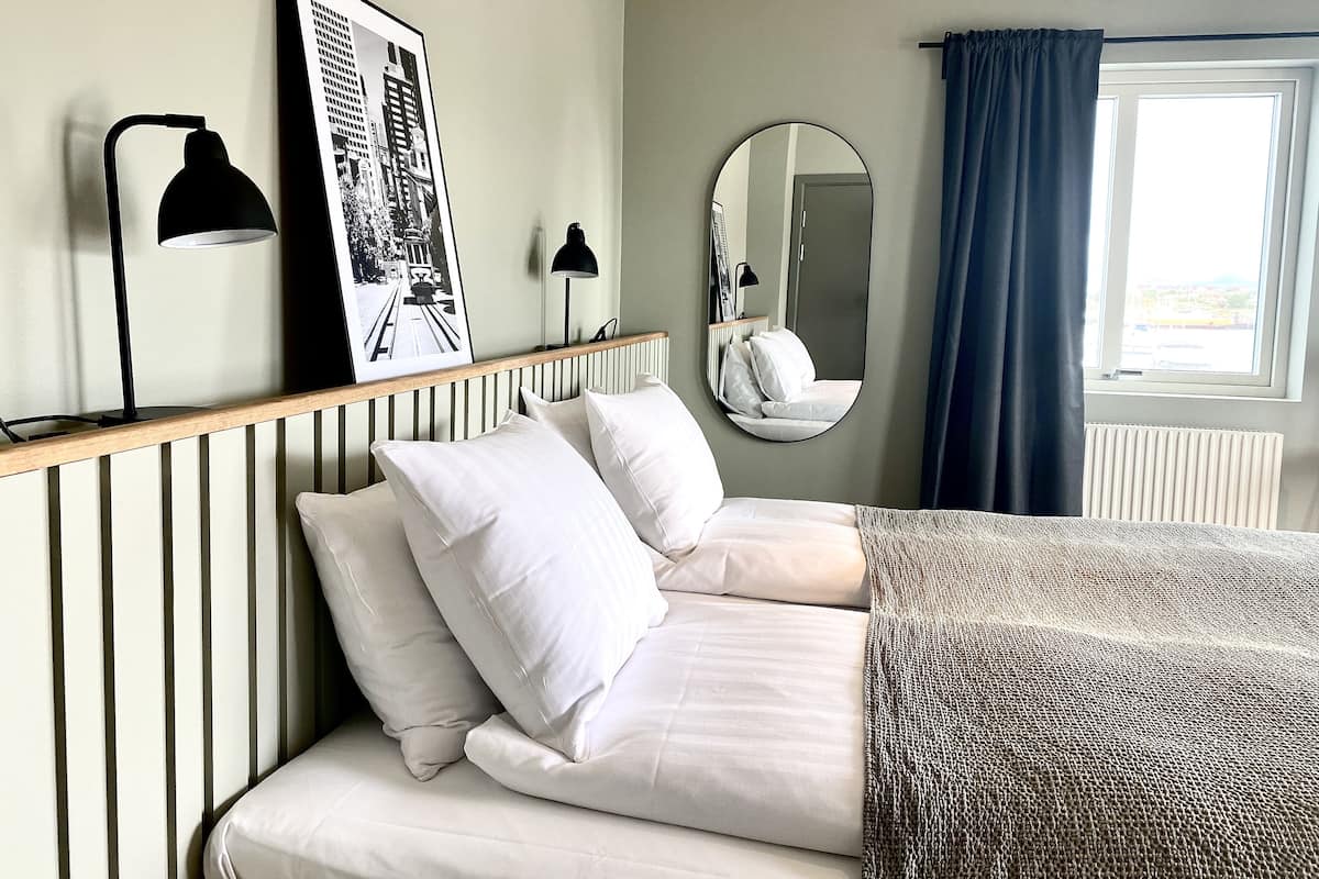 Habitación doble junior, vista al puerto | Escritorio, cortinas blackout, tabla de planchar con plancha y cunas