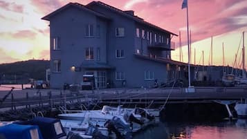 Fachada de la propiedad por la tarde o noche