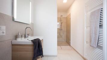 Standard Apartment, 1 Bedroom (Nr. 2) | Bathroom | Shower, rainfall showerhead, free toiletries, hair dryer