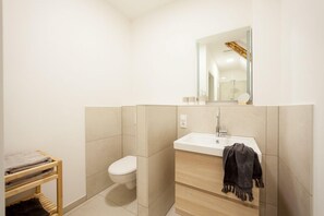 Familie appartement, 1 slaapkamer (Nr. 1) | Badkamer | Een douche, een regendouche, gratis toiletartikelen, een haardroger