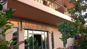 A building with a sign reading "Ocean Snack Bar." - Ocean-Pacific (Pyrgos)