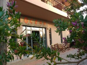 Un bar de aperitivos con terraza y balcón.