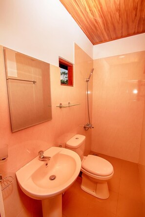 Dusche, Bademäntel, Hausschuhe, Bidet