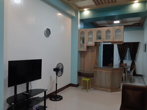 Deluxe Apartment | Living room | Flat-screen TV