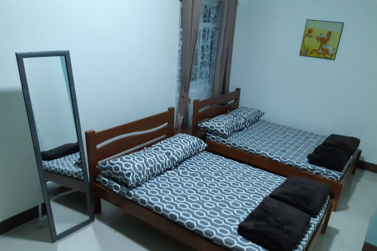 Deluxe Apartment | Laptop workspace, WiFi (free), bed sheets