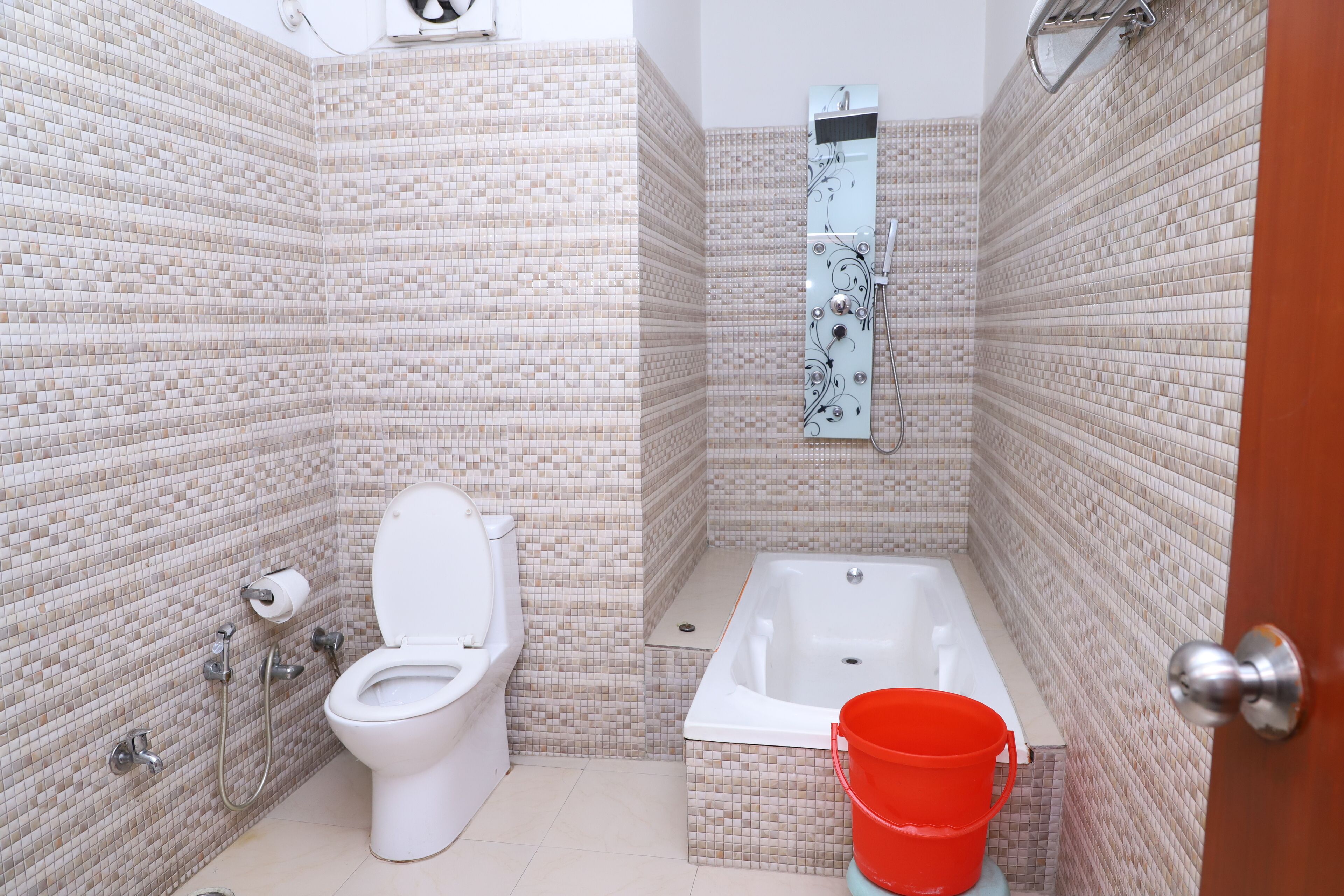 Suite | Badezimmer | Kostenlose Toilettenartikel, Hausschuhe, Handtücher