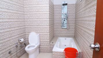 Suite | Badezimmer | Kostenlose Toilettenartikel, Hausschuhe, Handtücher