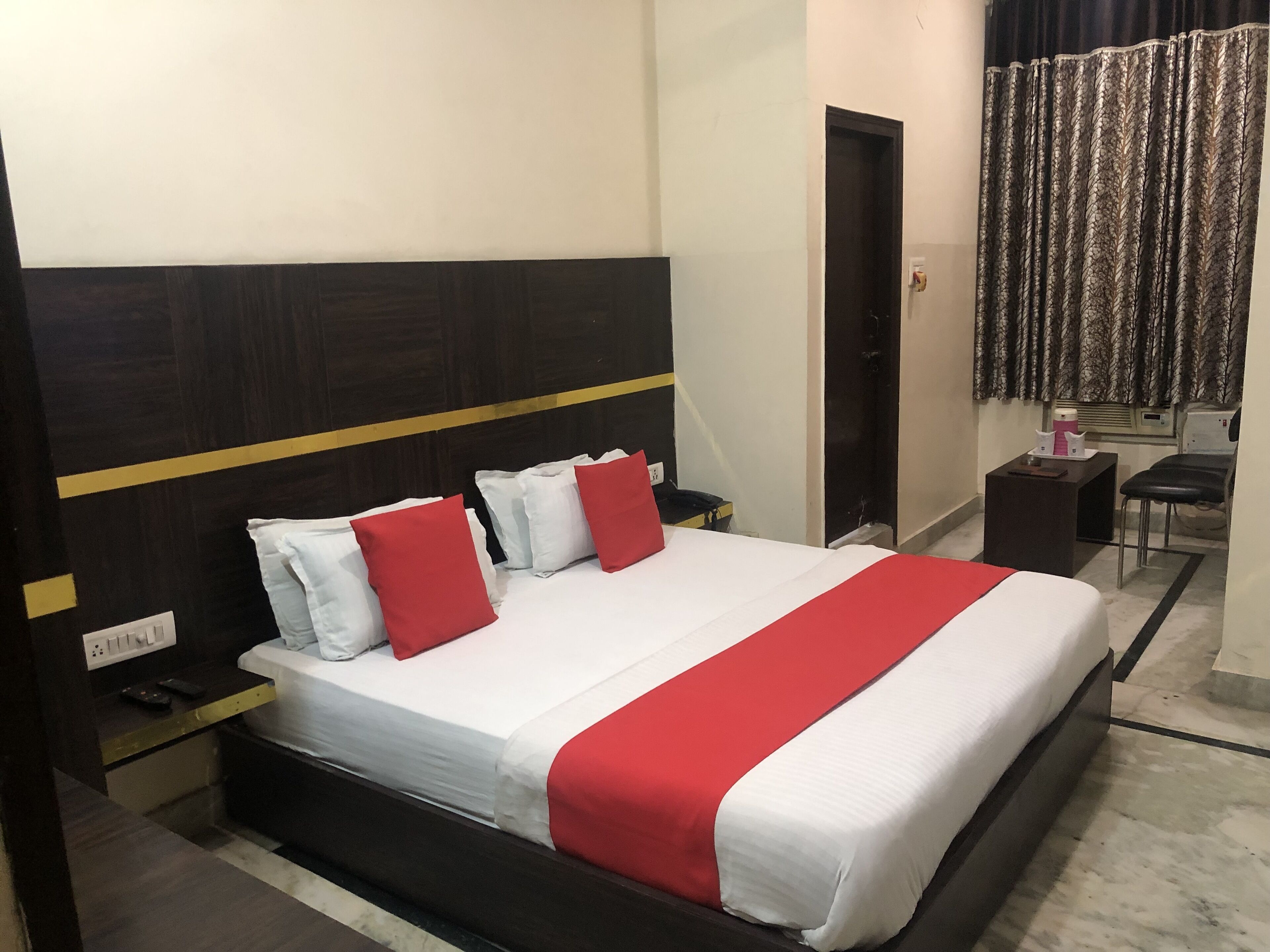 Standardzimmer | Zimmersafe, Schreibtisch, laptopgeeigneter Arbeitsplatz