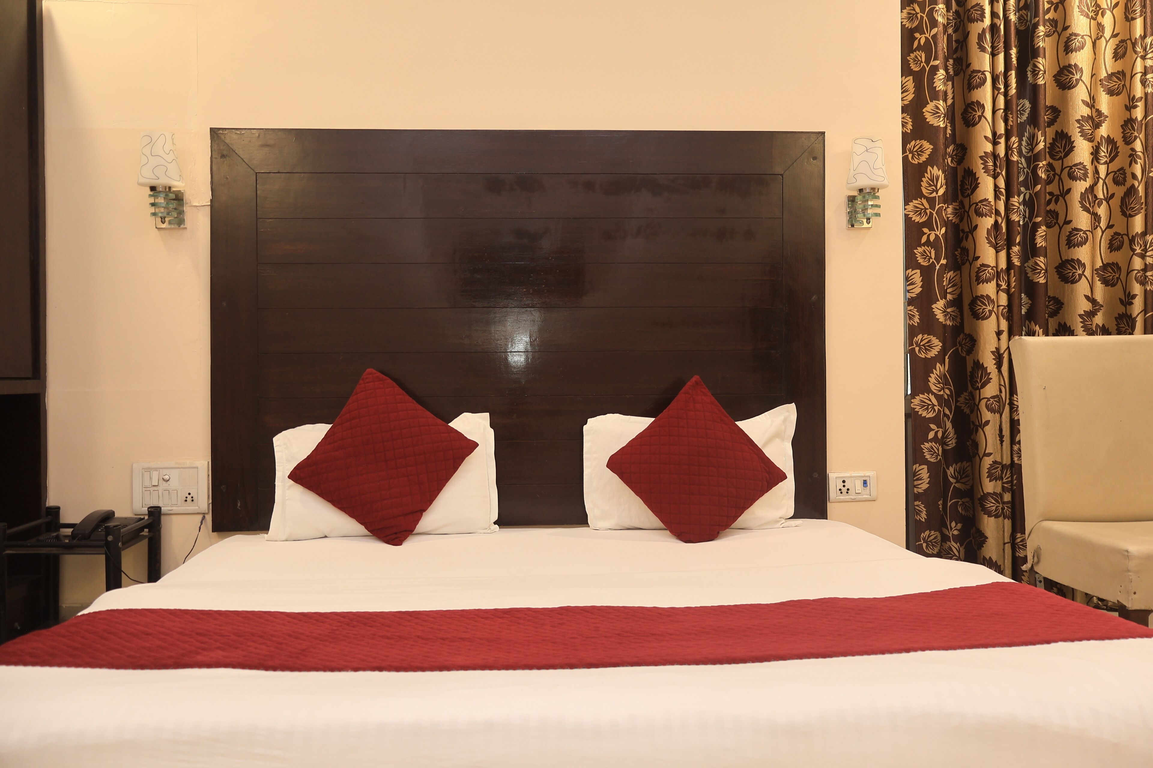 Habitación Deluxe | Caja de seguridad en la habitación y escritorio 