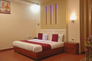 Suite | In-room safe, desk, laptop workspace, blackout drapes - Hotel Dreamland (Haridwar)
