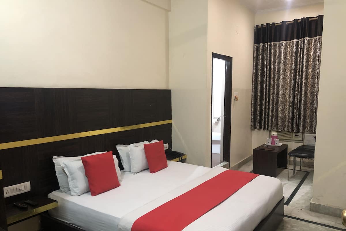 Kamar Standar | Brankas, meja kerja, ruang kerja ramah laptop, dan tirai kedap cahaya