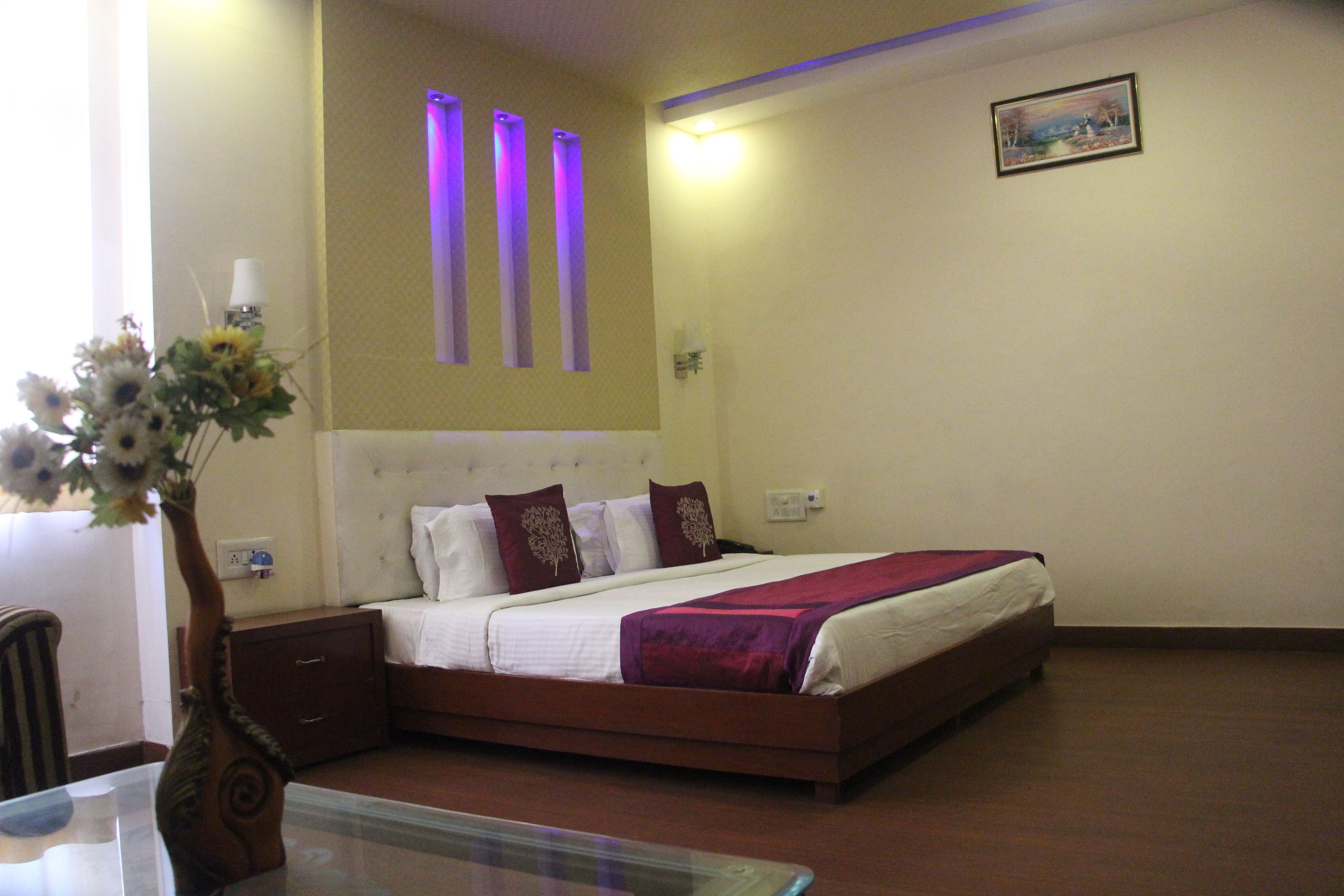 Suite | In-room safe, desk, laptop workspace, blackout curtains