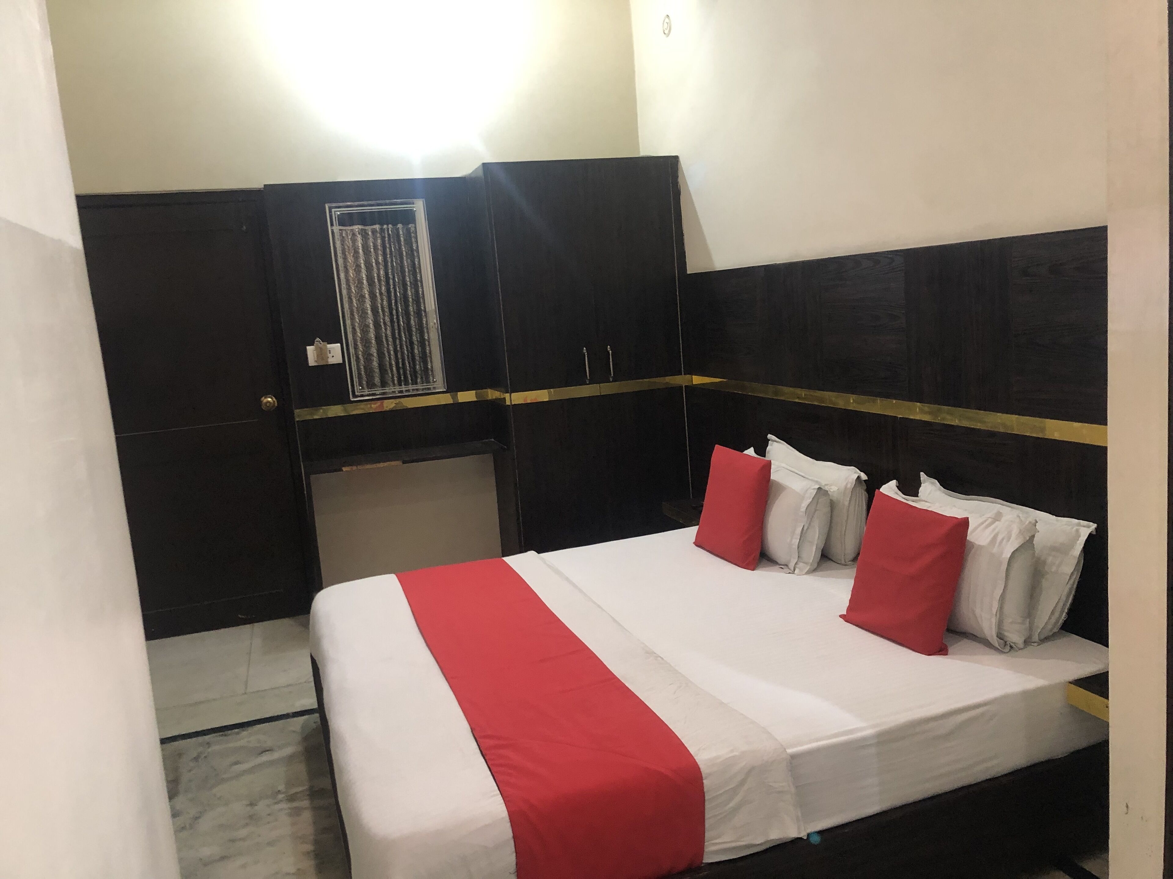 Standardzimmer | Zimmersafe, Schreibtisch, laptopgeeigneter Arbeitsplatz