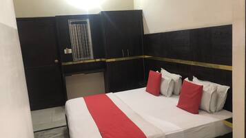 Standardzimmer | Zimmersafe, Schreibtisch, laptopgeeigneter Arbeitsplatz