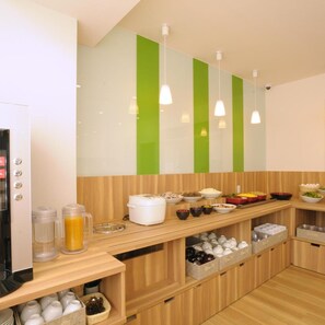 Une cuisine moderne avec un plan de travail en bois, une machine à café et divers produits alimentaires.