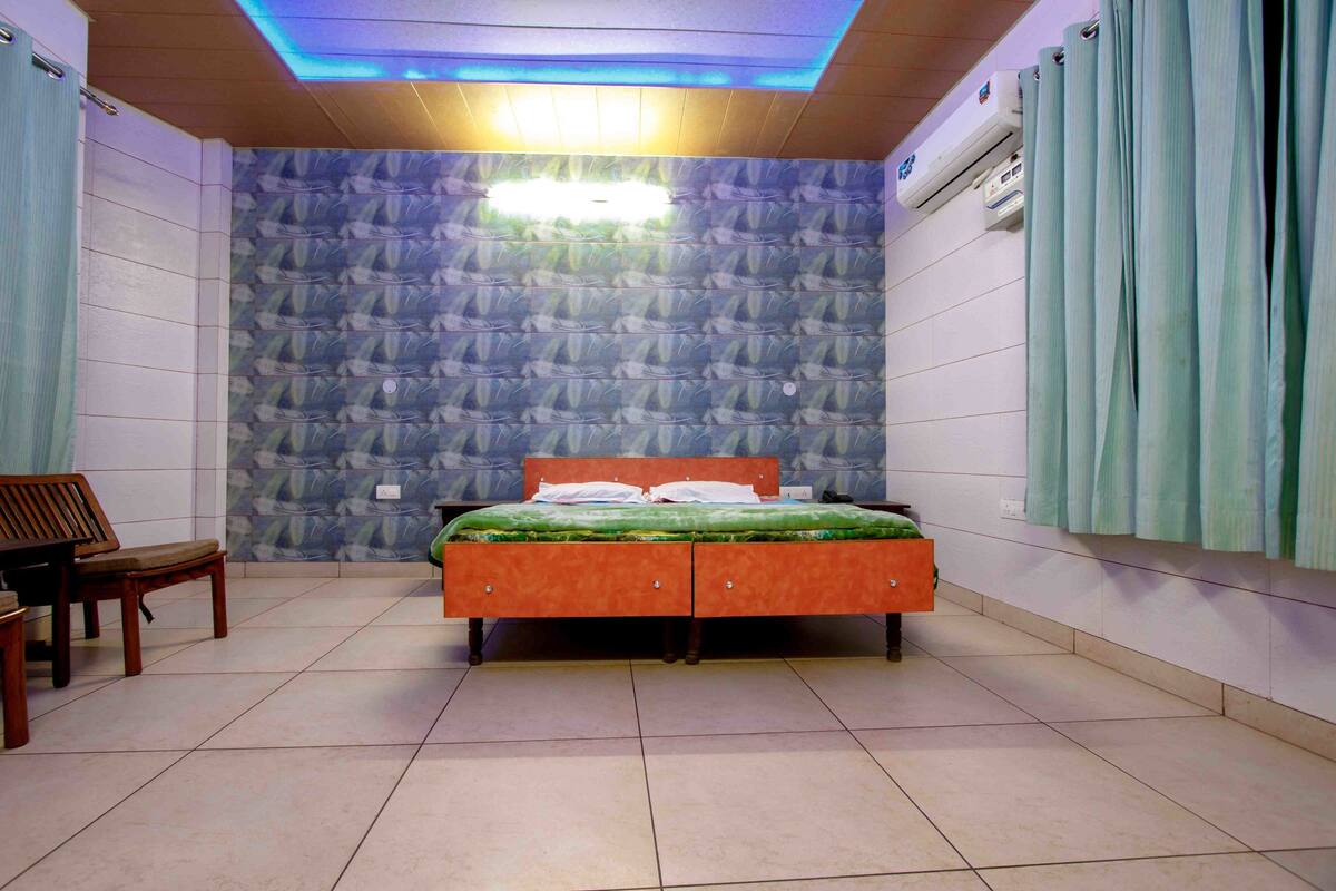 Deluxe Double Room, 1 King Bed | Living area