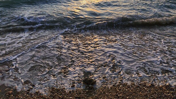 A beach with waves and a sunset. - Condo near diving spots +fast wifi+netflix (Lapu-Lapu City)