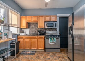 Microwave, coffee/tea maker, cookware/dishes/utensils - North Buffalo Charming Apt Close to Everything (Buffalo)