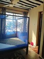 Escritorio, wifi gratis y ropa de cama 