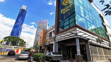 Vista frontal de la propiedad