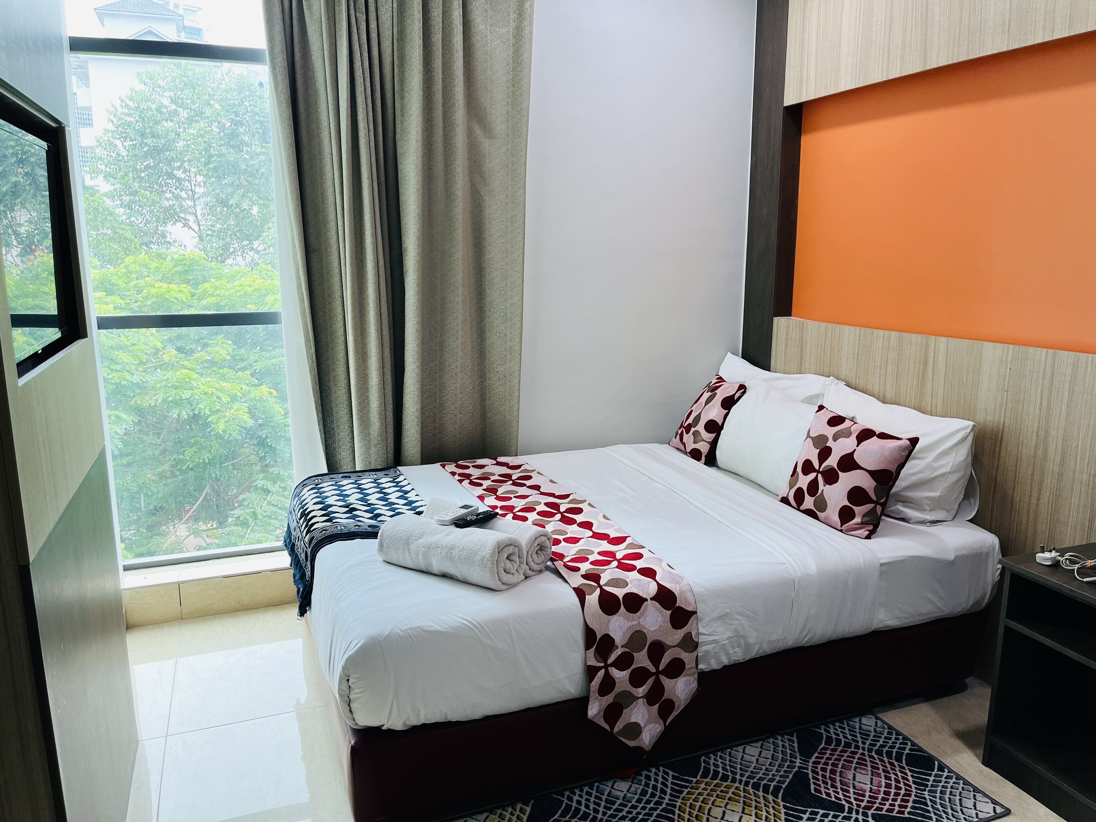 Deluxe Queen Room | Iron/ironing board, free WiFi