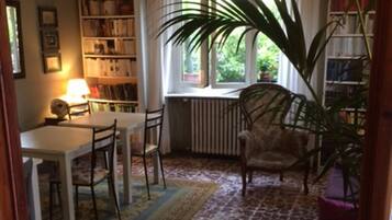 Desayuno con opciones de la cocina local incluido todos los días