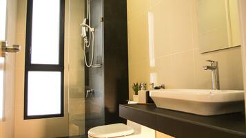 Appartement Deluxe (Minimalist) | Salle de bain | Douche, sĂšche-cheveux, bidet, serviettes fournies