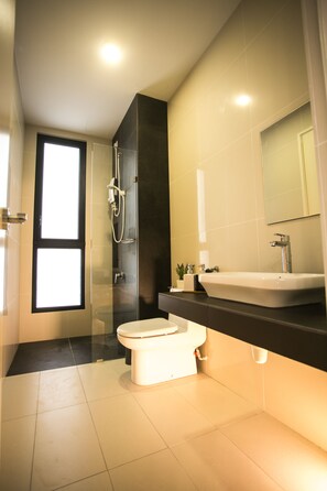 Minimalist Cozy Family Suite | Bathroom | Shower, hair dryer, bidet, towels
