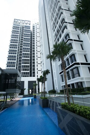 Outdoor pool - Econest Apartment (Gelang Patah)